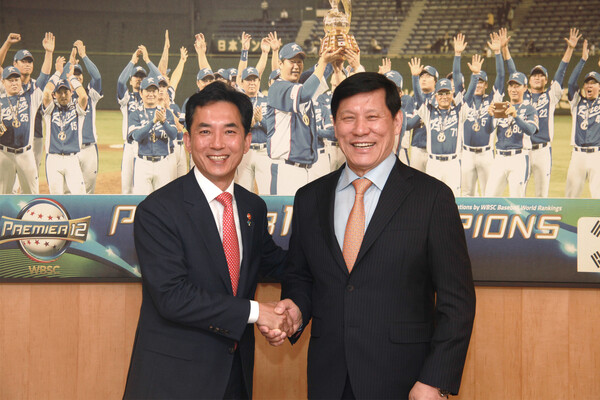 박민식 국가보훈처장(왼쪽)과 허구연 KBO 총재(오른쪽) (사진출처=KBO)