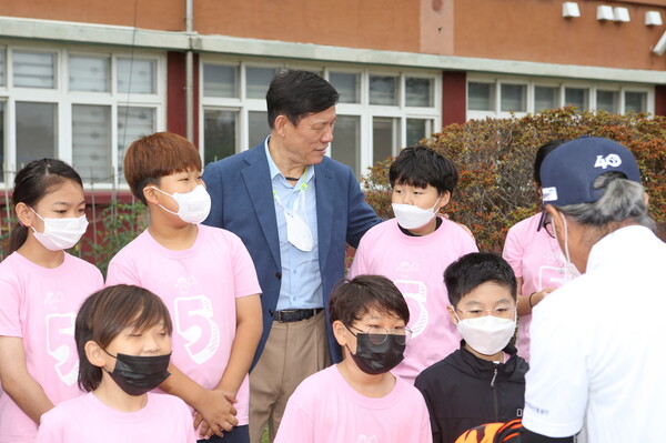 2022 KBO 찾아가는 '티볼교실'을 방문한 허구연 총재의 모습 (사진 출처=KBO)