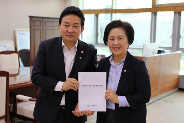 김영선 의원이 24일 원희룔 국토부장관을 만나 건의하고 있다. (사진 제공=김영선 의원)