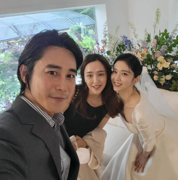 배우 정태우가 아내 장인희씨와 장나라의 결혼식에서 인증샷을 남겼다 (사진 출처=정태우 인스타그램)