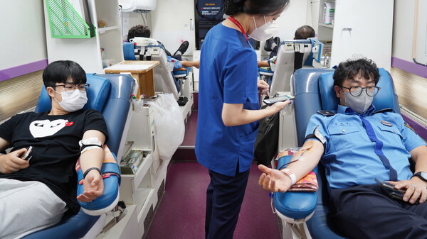 자율적으로 헌혈하는 모습.