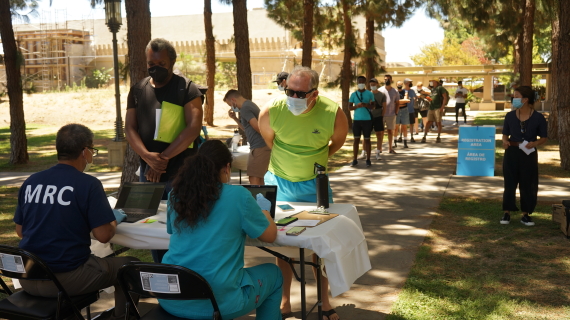 현지 주민들이 11일 원숭이두창 백신 접종을 위해 미국 로스앤젤레스의 한 접종소 앞에 길게 줄을 섰다
