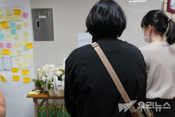 지난 14일 발생한 신당역 역무원 스토킹 살인사건의 피해자를 기리기 위해 마련된 추모의 공간에서 시민들이 추모하고 있다. (사진=설현수 기자)