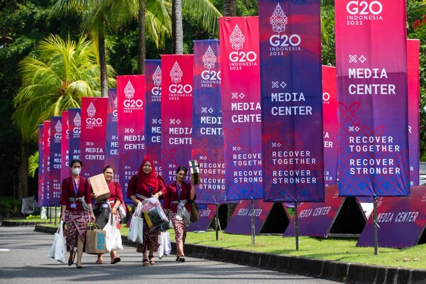 지난 13일 인도네시아 발리에서 열린 17차 주요 20개국(G20) 정상회의 포스터.