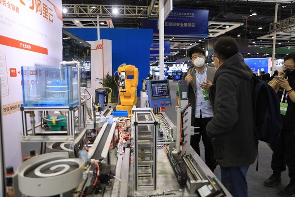 지난 7일 '2022 글로벌 산업인터넷 콘퍼런스'의 혁신성과전에 전시된 신쑹(新松)의 협동로봇. (사진/신화통신)