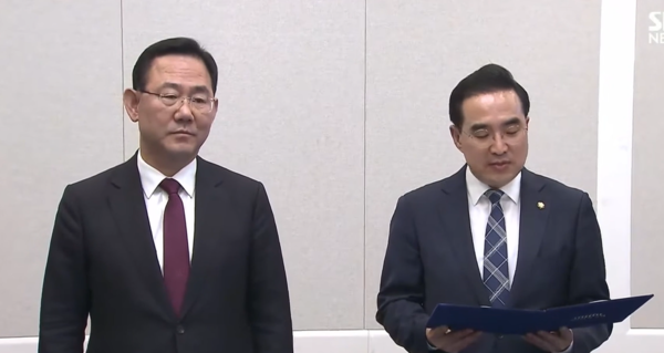 23일 국정조사 실시 합의에 따라 주호영 원내대표와 박홍근 원내대표가 양당 합의문을 낭독하고 있다. (사진=SBS 화면 갈무리)