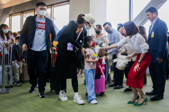 지난 24일 필리핀 마닐라 국제공항에서 크리스티나 프라스코 필리핀 관광부 장관(앞 오른쪽에서 둘째)이 중국인 관광객을 위해 기념품을 선물하고 있다. (사진/신화통신)