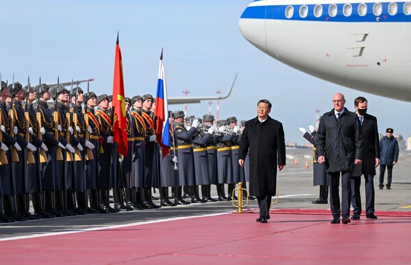20일 오후 시진핑 주석을 태운 전용기가 모스크바 브누코보 공항에 도착했다. 드미트리 체르니센코 러시아 부총리 등 정부 고위 관리들은 비행기 트랩 옆에서 시 주석을 영접했다. 러시아 측은 공항에서 성대한 환영식을 열었다. (사진/신화통신)