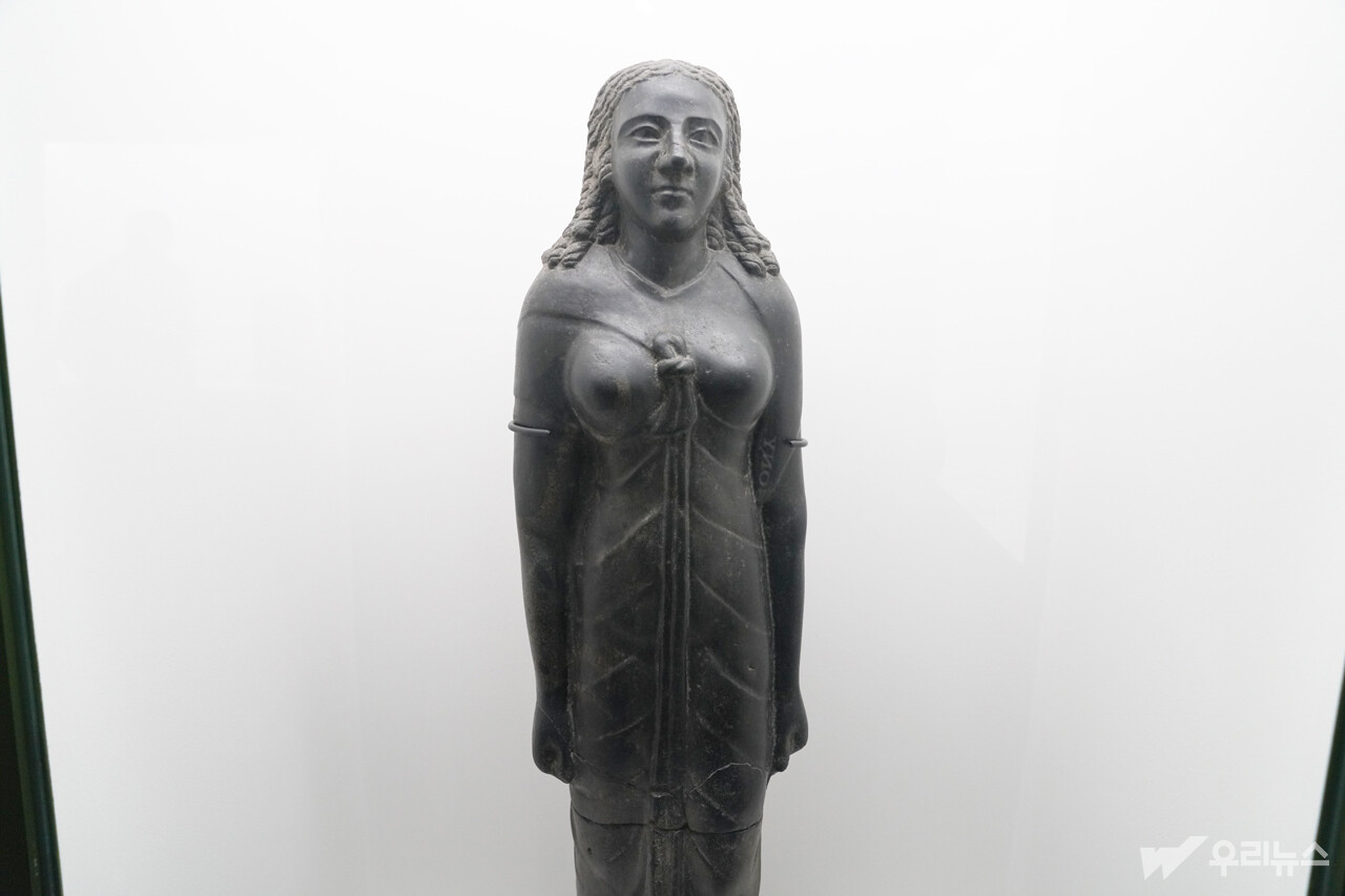 '이집트 미라전'에서 전시된 '이시스 여신상' (사진=강원정 기자)