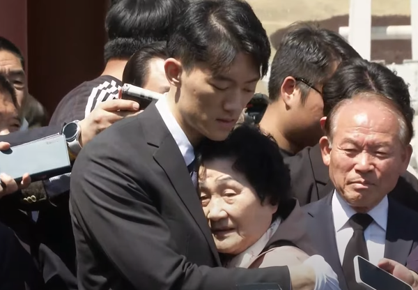 전두환 씨의 손자 전우원 씨가 31일 5.18 유족들에게 사과와 위로를 하고 있다. (사진 출처=MBC뉴스 화면 갈무리)