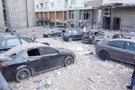 지난달 30일 우크라이나 키예프에서 공중습격을 받아 파손된 차량. (사진=신화통신)