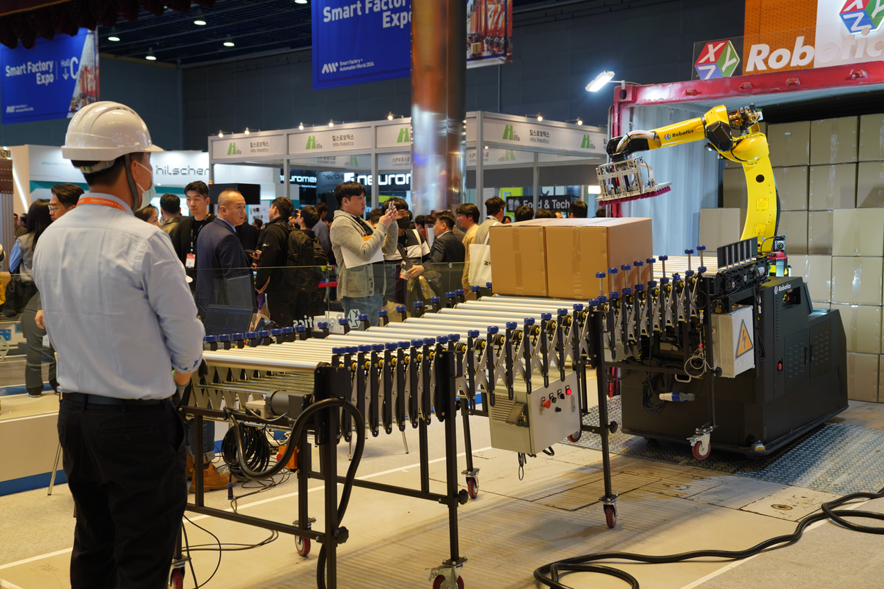 27일 서울 코엑스에서 열린 스마트공장·자동화산업전에서 참가 기업이 설비를 시연하고 있다. (사진=설현수 기자)