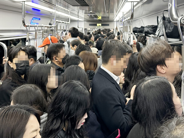 28일 오전 8시가 조금 넘은 서울지하철 7호선에 평소보다 많은 시민들이 몰려 혼잡을 이뤘다. (사진=정석훈 기자)