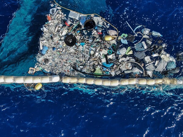 바다를 플라스틱 쓰레기로부터 보호해야 하는 것은 바다가 우리의 미래이기 때문이다. (사진=해양환경공단 브로슈어)