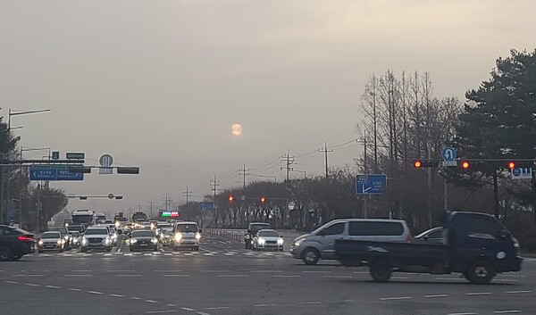 29일 이른시간 서울 세곡동사거리에 황사가 짙게 깔려 있다. (사진=안병현 기자)