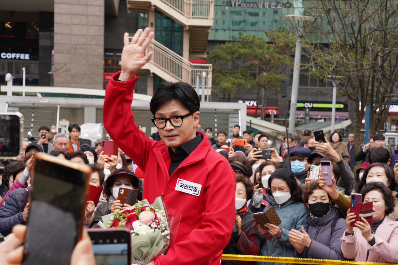 한동훈 총괄선거대책위원장이 25일 서울 왕십리에서 유세 운동 도중 지지자를 향해 손을 흔들고 있다. (사진=설현수 기자)