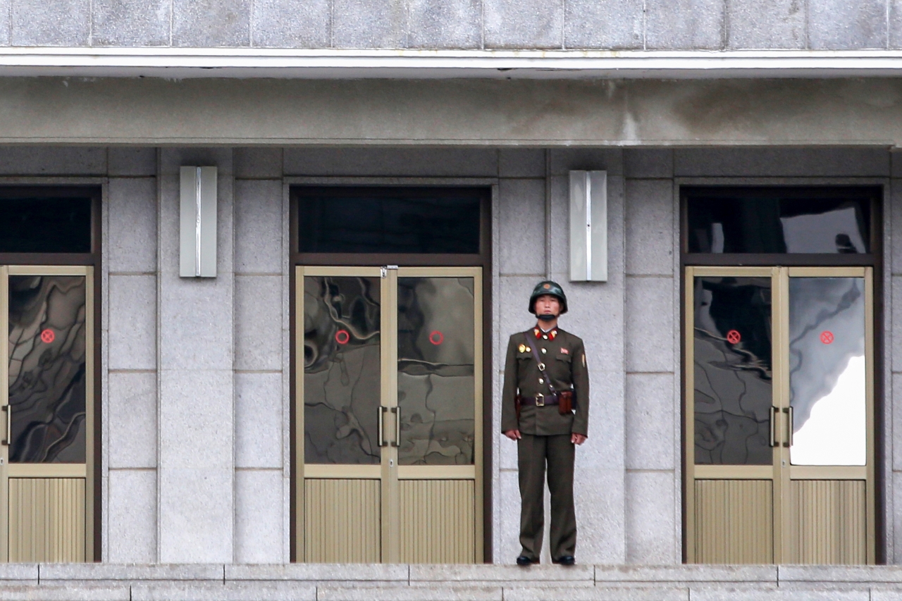 북한쪽 병사가 남쪽 자유의 집을 바라보고 있다. (사진=박경만 전문위원)
